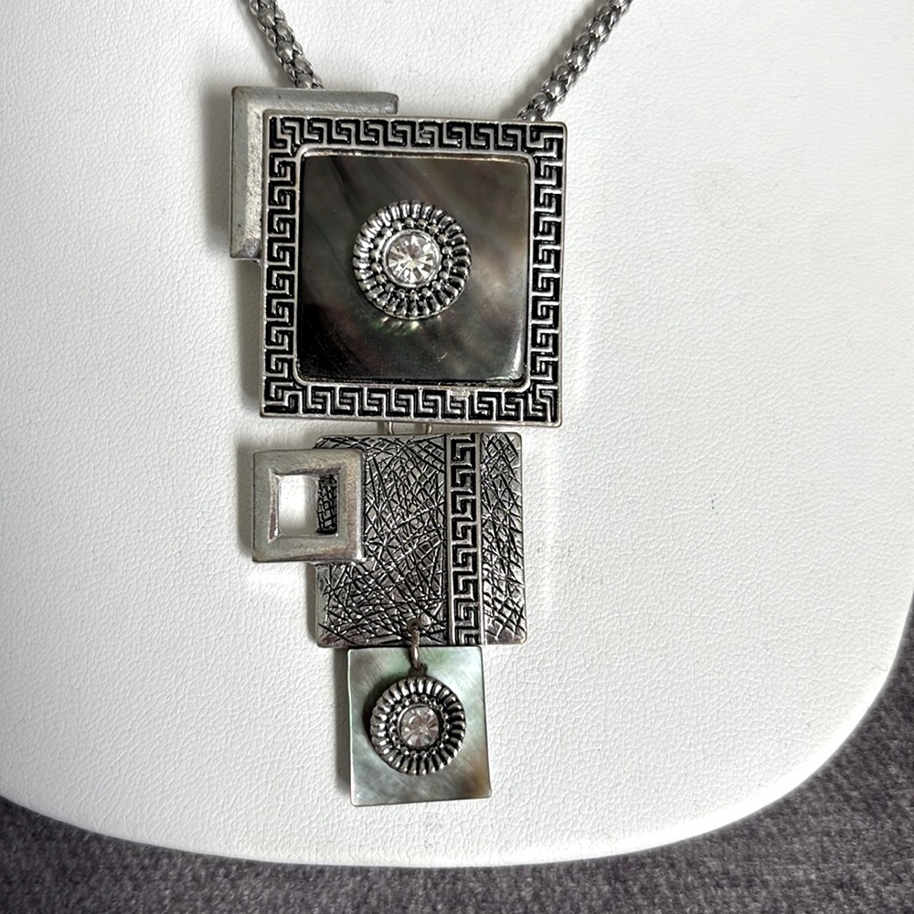 Elegant Silver Tone Geometric Pendant Necklace - Picture 2 of 4